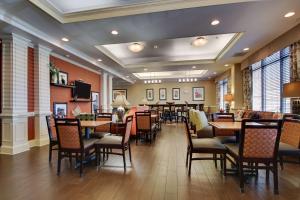 une salle à manger avec des tables et des chaises dans un restaurant dans l'établissement Hampton Inn Warner Robins, à Warner Robins