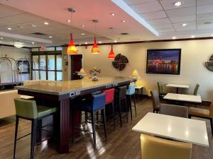 a bar in a restaurant with chairs and tables at Hampton Inn Toronto-Mississauga West in Mississauga