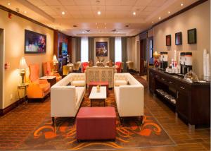 Гостиная зона в Hampton Inn Toronto-Mississauga West