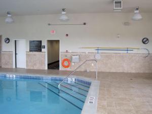 una piscina vacía en un edificio en Hampton Inn by Hilton Fort Saskatchewan, en Fort Saskatchewan