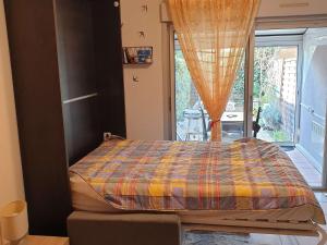 Posteľ alebo postele v izbe v ubytovaní Studio cosy avec jardinet, parking privatif et WiFi gratuit - Proche Thermes et Étang de Thau - FR-1-503-148