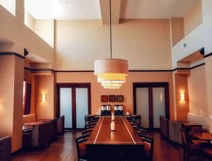 une salle de conférence avec une grande table et des chaises dans l'établissement Hampton Inn & Suites by Hilton Edmonton International Airport, à Leduc