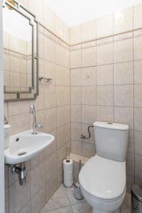 y baño con aseo y lavamanos. en Golden Apartments Warsaw- 3 Separate Rooms Sleep 7 - Best Location&Nowy Świat, en Varsovia