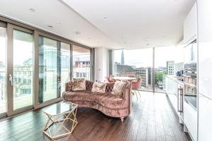 a living room with a couch and a table at Luxury 2 Bedroom Apartment in Tower Hill in London