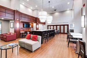 ein Wohnzimmer mit einem Sofa, einem Tisch und Stühlen in der Unterkunft Hampton Inn & Suites by Hilton Brantford in Brantford