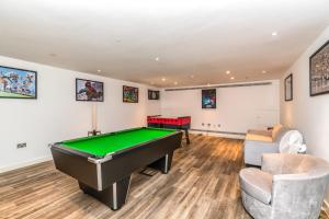 a living room with a pool table in it at Luxury 2 Bedroom Apartment in Tower Hill in London