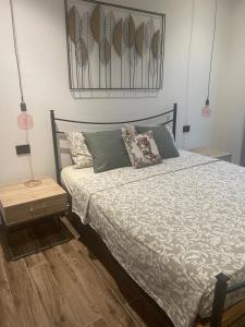 Schlafzimmer mit einem Bett und Holzboden in der Unterkunft WhiteHouse_Rooms in Calatabiano