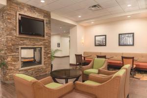 uma sala de espera com cadeiras e uma lareira em Hampton Inn by Hilton Edmonton South em Edmonton