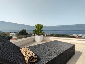 - une chambre avec un lit et une vue sur l'océan dans l'établissement Seaside residence - Sunset Appartement, à Kožino