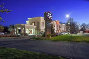 ein Hotel mit einem Schild vor einem Gebäude in der Unterkunft Hampton Inn & Suites Youngstown-Canfield in Canfield