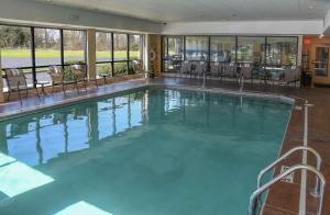 a large pool with blue water in a hotel at Hampton Inn & Suites Youngstown-Canfield in Canfield