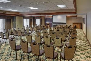 a conference room with chairs and a projection screen at Hampton Inn & Suites Youngstown-Canfield in Canfield +45 photos