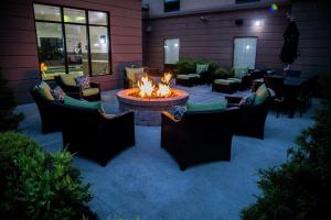 un patio con focolare con divani e bruciature di Hampton Inn & Suites Sharon a West Middlesex