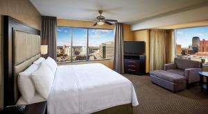 ein Hotelzimmer mit einem Bett und einem großen Fenster in der Unterkunft Homewood Suites by Hilton Hamilton in Hamilton