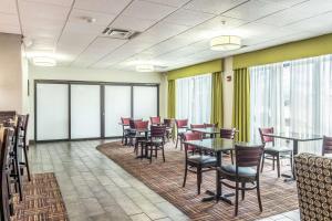 a dining room with tables and chairs and windows at Hampton Inn Youngstown-North in Youngstown