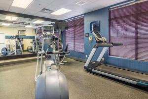 einen Fitnessraum mit mehreren Laufbändern und Kardiogeräten in der Unterkunft Hampton Inn Youngstown-North in Youngstown