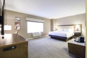 Postel nebo postele na pokoji v ubytování Hampton Inn Sydney