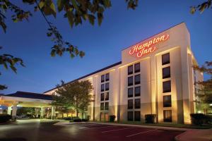 un edificio de hotel con un cartel que lee chica universitaria en Hampton Inn - York, en York