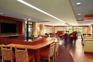 um restaurante com um bar e mesas e cadeiras em Hampton Inn - York em York