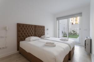 una camera da letto con un grande letto con una grande finestra di City Stays São Lázaro Apartments a Lisbona