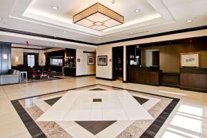 - un hall avec une grande table blanche au milieu dans l'établissement Homewood Suites by Hilton Toronto Airport Corporate Centre, à Toronto 60 autres photos