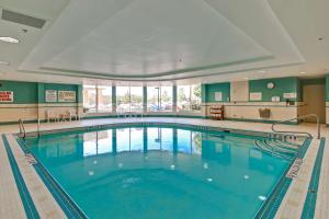 une grande piscine d'eau bleue dans l'établissement Homewood Suites by Hilton Toronto Airport Corporate Centre, à Toronto