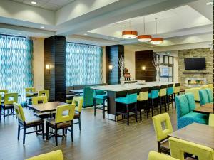 TV a/nebo společenská místnost v ubytování Hampton Inn by Hilton Winnipeg
