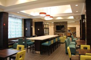TV a/nebo společenská místnost v ubytování Hampton Inn by Hilton Winnipeg