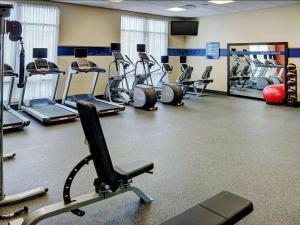 Fitness centrum a/nebo fitness zařízení v ubytování Hampton Inn by Hilton Winnipeg