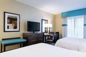 TV a/nebo společenská místnost v ubytování Hampton Inn by Hilton Winnipeg