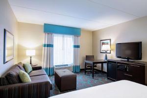 TV a/nebo společenská místnost v ubytování Hampton Inn by Hilton Winnipeg