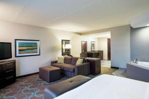 TV a/nebo společenská místnost v ubytování Hampton Inn by Hilton Winnipeg