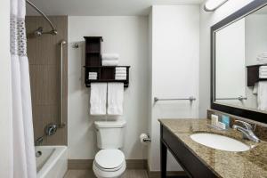 Koupelna v ubytování Hampton Inn by Hilton Winnipeg