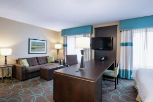 TV a/nebo společenská místnost v ubytování Hampton Inn by Hilton Winnipeg