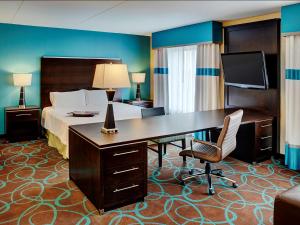 TV a/nebo společenská místnost v ubytování Hampton Inn by Hilton Winnipeg