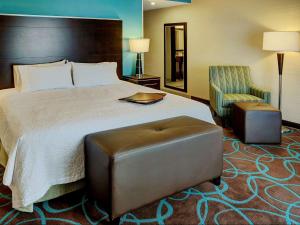 Postel nebo postele na pokoji v ubytování Hampton Inn by Hilton Winnipeg