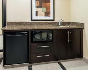 Kuchyň nebo kuchyňský kout v ubytování Hampton Inn by Hilton Winnipeg