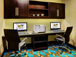 TV a/nebo společenská místnost v ubytování Hampton Inn by Hilton Winnipeg
