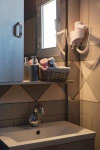 een badkamer met een wastafel en een spiegel bij Natural Blue Apartments in Sidari