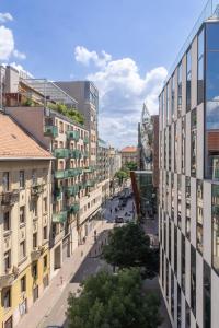 una vista aérea de una calle de la ciudad con edificios en Center PENTHOUSE apartment - HUGE TERRACE and FREE PARKING - Tram/Metro - AC, en Budapest