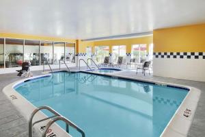een groot zwembad met blauw water in een gebouw bij Hilton Garden Inn Allentown West in Breinigsville