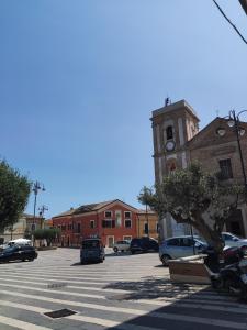 - un parking avec une église et une tour d'horloge dans l'établissement Affreschi & Trabocchi House, à Treglio