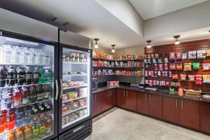 Supermarket nebo jiné obchody v  hotelu nebo okolí