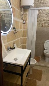 bagno con lavandino e servizi igienici di Casa vacanza Appia Antica a Carovigno