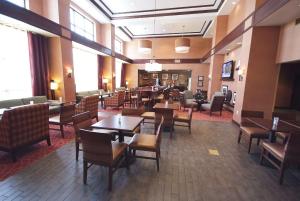 a restaurant with tables and chairs in a room at Hampton Inn & Suites Vineland in Vineland