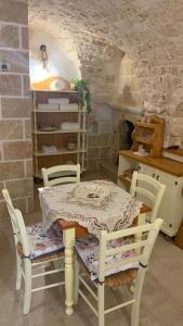 una sala da pranzo con tavolo e sedie in cucina di Casa vacanza Appia Antica a Carovigno