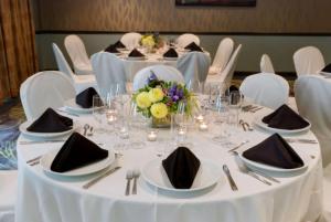 una mesa para una boda con mesas y sillas blancas en Hilton Garden Inn Albany Airport en Latham