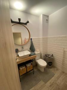 Ένα μπάνιο στο Cozy Place to Remember – with fireplace & Netflix