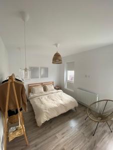 Ένα ή περισσότερα κρεβάτια σε δωμάτιο στο Cozy Place to Remember – with fireplace & Netflix