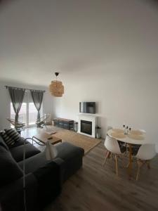 Χώρος καθιστικού στο Cozy Place to Remember – with fireplace & Netflix